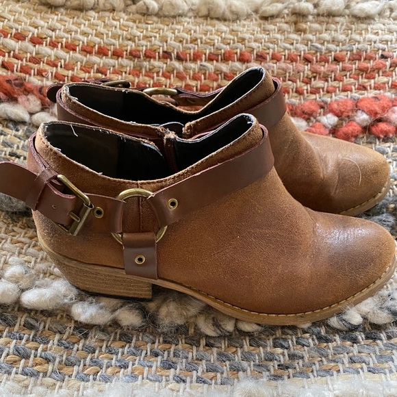 Very Volatile Boots - Picture 1 of 2